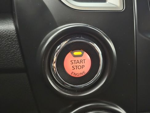 Used 2019 Nissan Titan SV w/ SV Convenience Package image 25