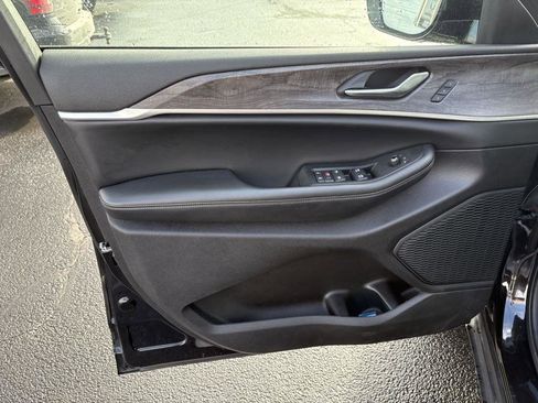 Used 2024 Jeep Grand Cherokee L Limited w/ Luxury Tech Group II image 3