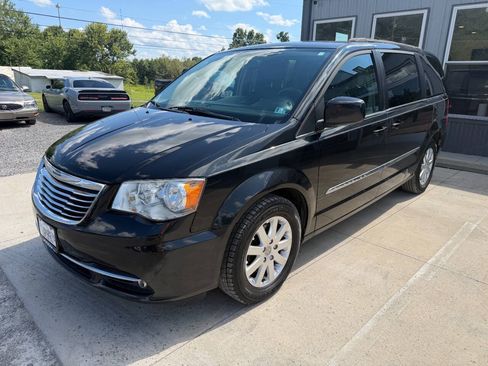 Used 2015 Chrysler Town & Country Touring FWD image 3
