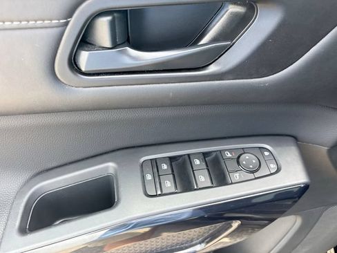 Used 2025 Nissan Pathfinder SV FWD image 13