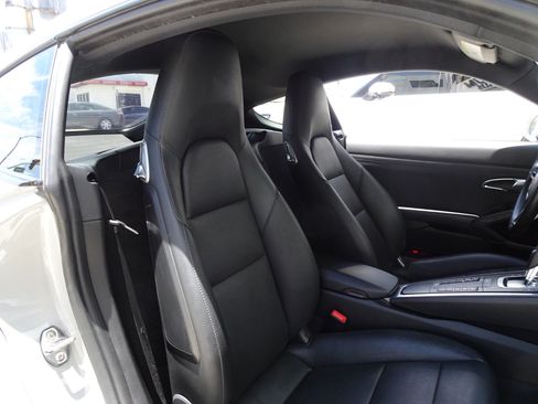 Used 2021 Porsche 718 Cayman RWD image 17