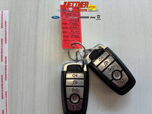 Used 2023 Ford Explorer Platinum w/ Technology Package AWD/4WD image 3