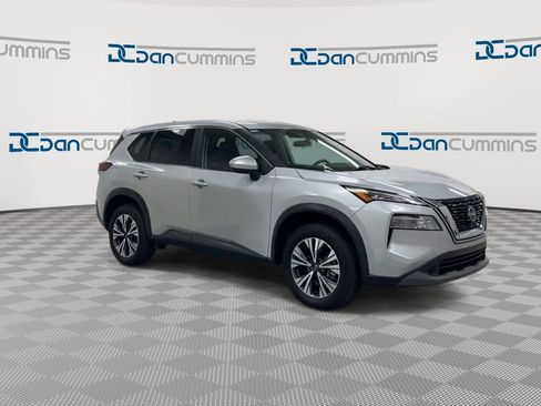 Used 2023 Nissan Rogue SV image 2