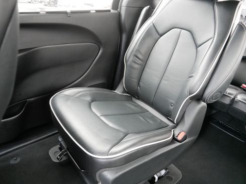 Used 2021 Chrysler Pacifica Limited w/ Uconnect Theater Family Group image 12