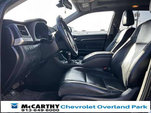 Used 2015 Toyota Highlander Limited image 12