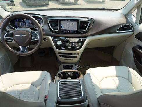 Used 2018 Chrysler Pacifica Touring-L Plus w/ Advanced Safetytec Group FWD image 25