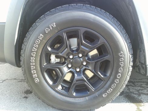 Used 2021 Jeep Cherokee Trailhawk w/ Premium Leather Package image 14