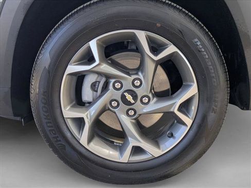 Used 2025 Chevrolet Trax LT FWD image 9
