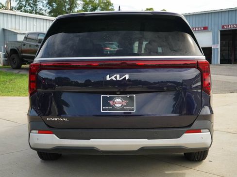 Used 2025 Kia Carnival FWD image 19