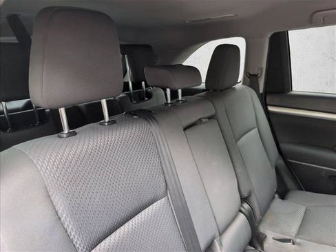 Used 2014 Toyota Highlander LE FWD image 22
