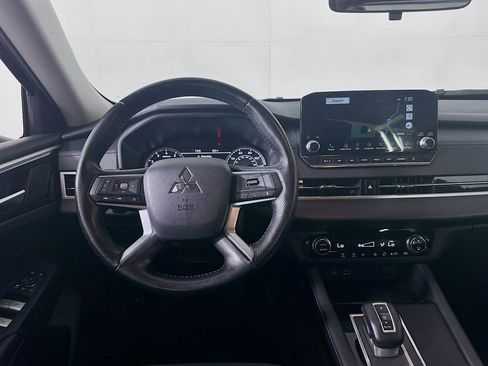 Used 2024 Mitsubishi Outlander SE image 17