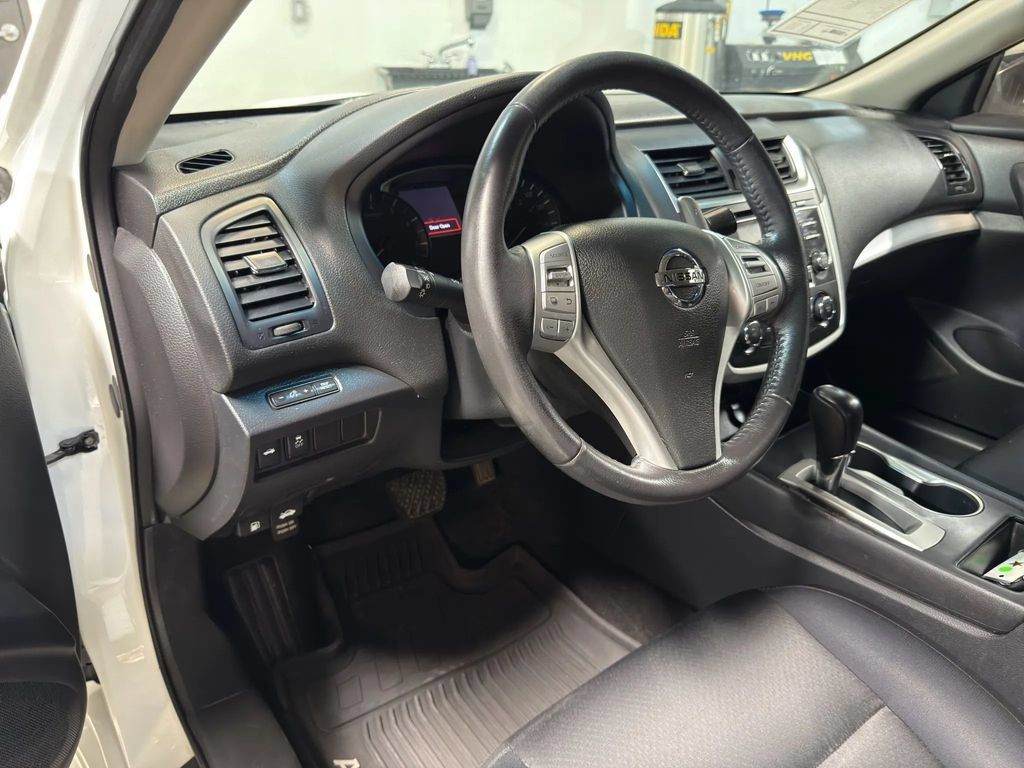 Used 2017 Nissan Altima 2.5 SR w/ Midnight Edition Package FWD image 12