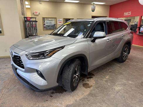 Used 2021 Toyota Highlander XLE AWD/4WD image 3