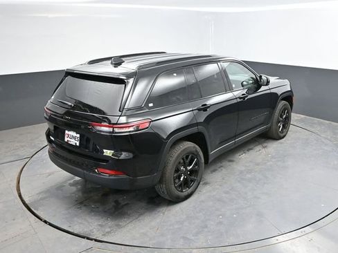 Used 2025 Jeep Grand Cherokee Altitude AWD/4WD image 43