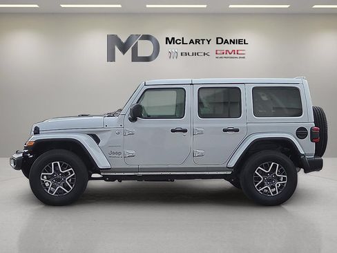 Used 2024 Jeep Wrangler Unlimited Sahara w/ Technology Group AWD/4WD image 2