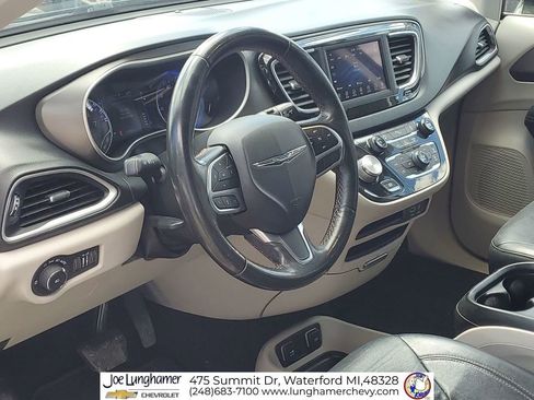 Used 2020 Chrysler Pacifica Touring-L FWD image 11