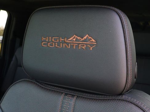 Used 2025 Chevrolet Suburban High Country image 17