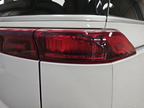 Used 2024 Kia Carnival LX image 33