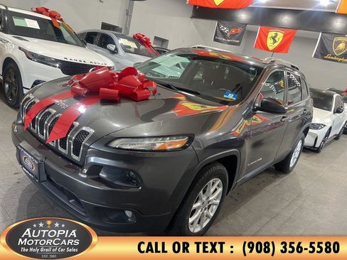 Used 2017 Jeep Cherokee Latitude image 2