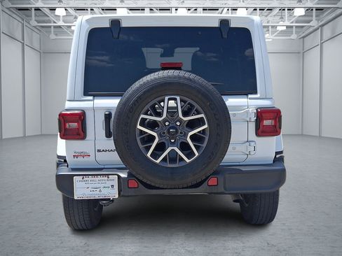 Used 2025 Jeep Wrangler Unlimited Sahara AWD/4WD image 4