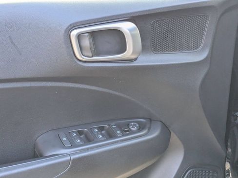 Used 2025 Hyundai Venue SEL FWD image 10