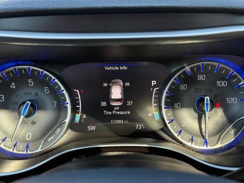 Used 2020 Chrysler Pacifica Limited FWD image 26