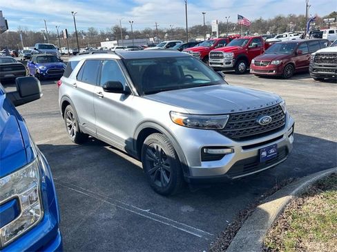 Used 2023 Ford Explorer XLT w/ Equipment Group 202A image 2