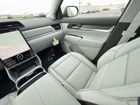 New 2026 GMC Terrain Denali w/ LPO, Floor Liner Package image 20