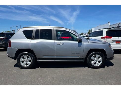 Used 2017 Jeep Compass Latitude image 3