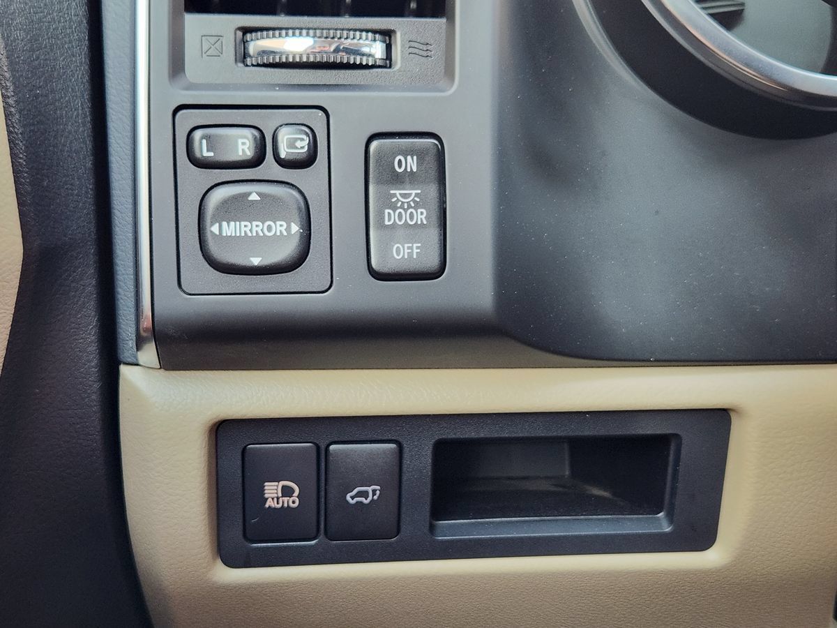 Used 2020 Toyota Sequoia Platinum RWD image 40