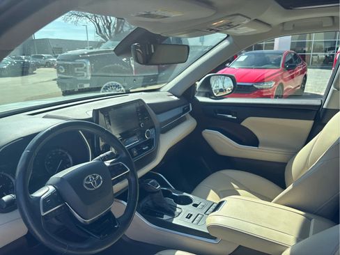 Used 2021 Toyota Highlander XLE image 5
