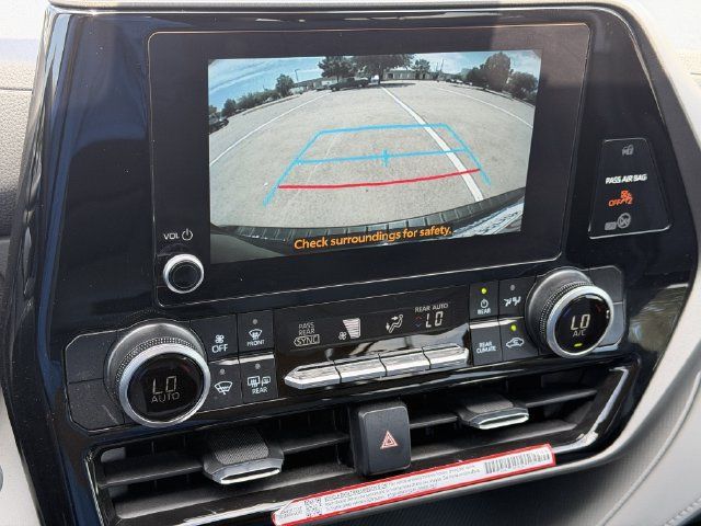 Used 2025 Toyota Highlander LE FWD image 16