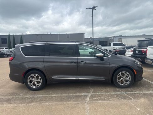 Used 2023 Chrysler Pacifica Limited FWD image 3