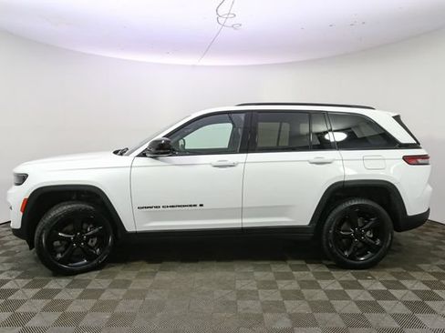 Used 2023 Jeep Grand Cherokee Altitude AWD/4WD image 6
