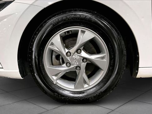 Used 2022 Hyundai Elantra SE image 11