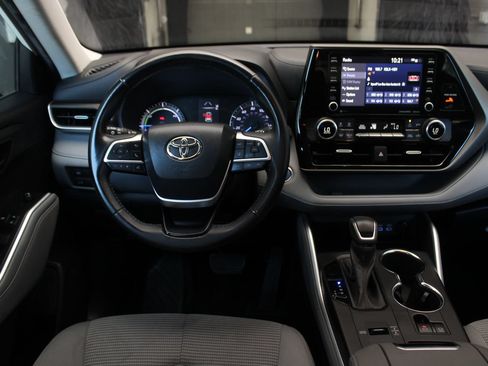 Used 2022 Toyota Highlander LE AWD/4WD image 38