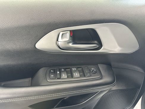 Used 2023 Chrysler Pacifica Touring image 17