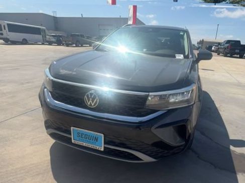 Used 2023 Volkswagen Taos SE w/ Panoramic Sunroof Package FWD image 3