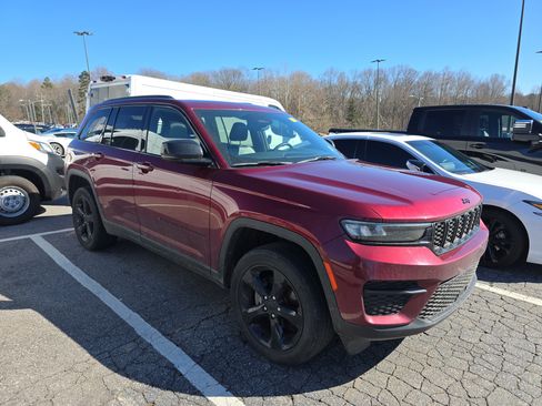 Used 2023 Jeep Grand Cherokee Altitude image 1
