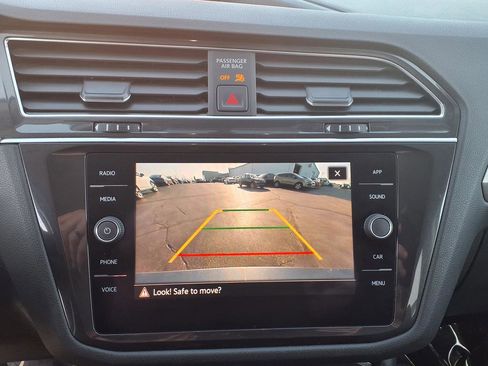 Used 2021 Volkswagen Tiguan SE w/ Panoramic Sunroof Package image 24