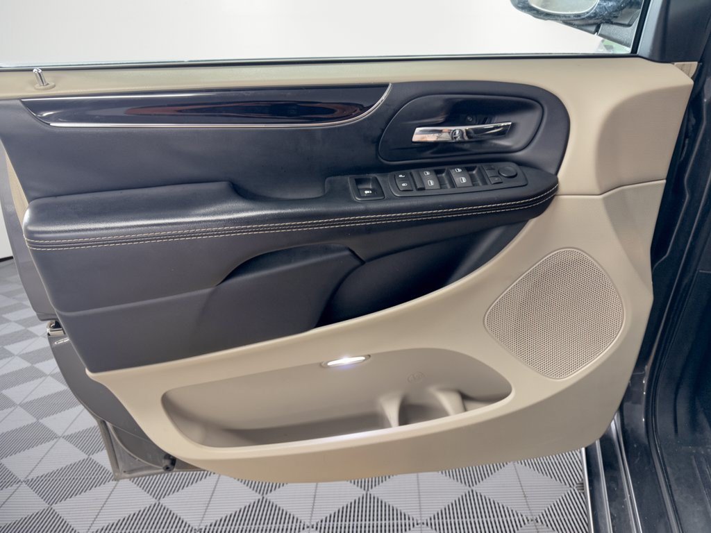 Used 2016 Dodge Grand Caravan SE FWD image 14