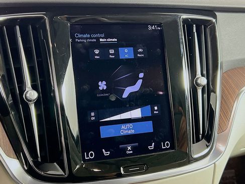 Used 2021 Volvo V60 T5 Momentum w/ Climate Package image 17