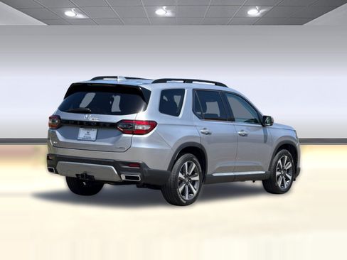 Certified 2025 Honda Pilot Touring image 8