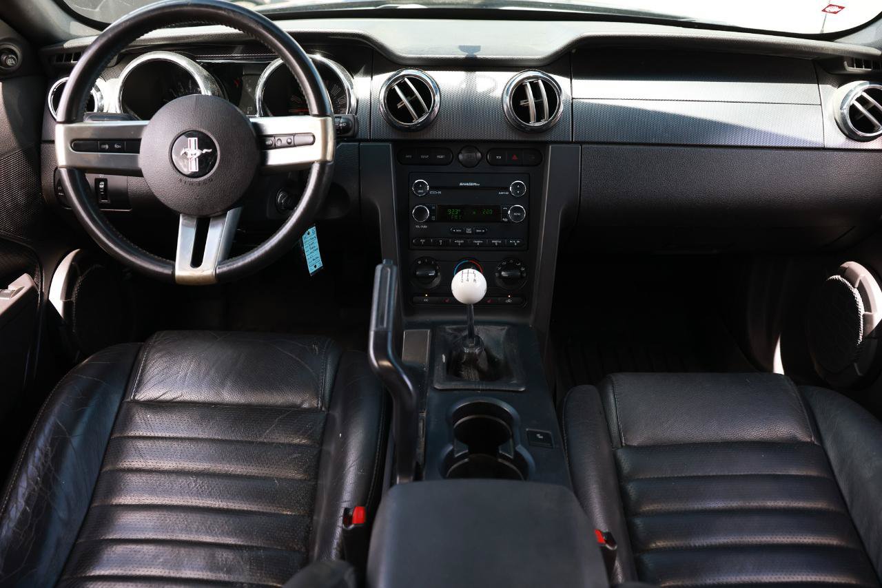 Used 2009 Ford Mustang Convertible RWD image 2