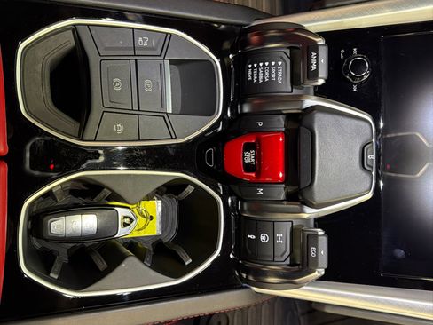 Used 2020 Lamborghini Urus image 19