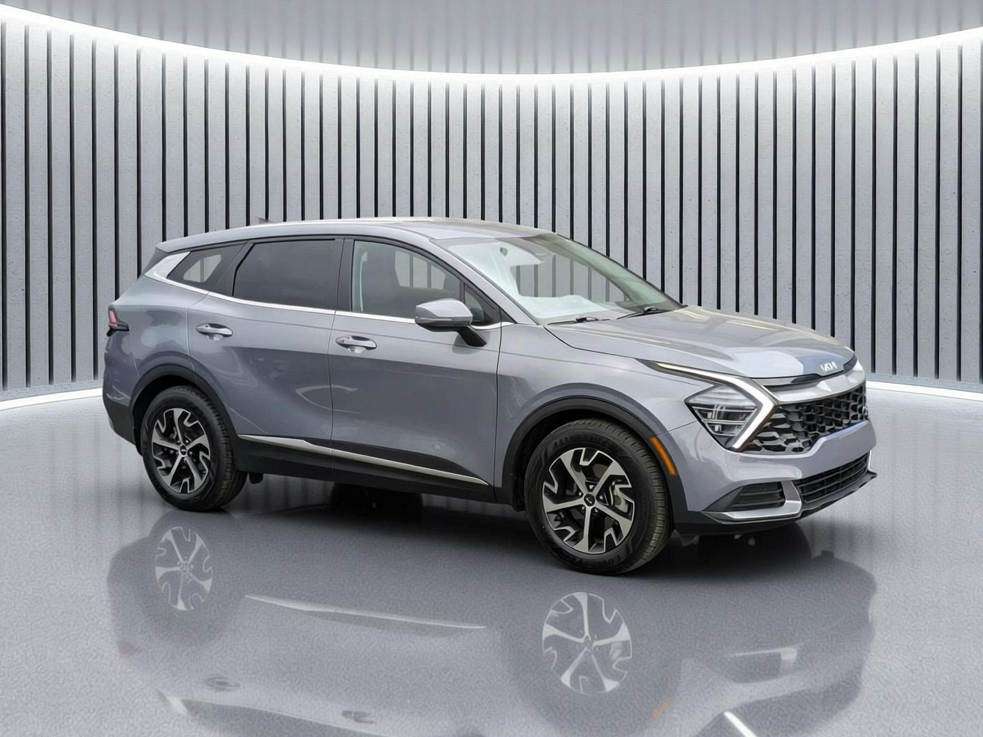 Used 2025 Kia Sportage EX FWD image 2
