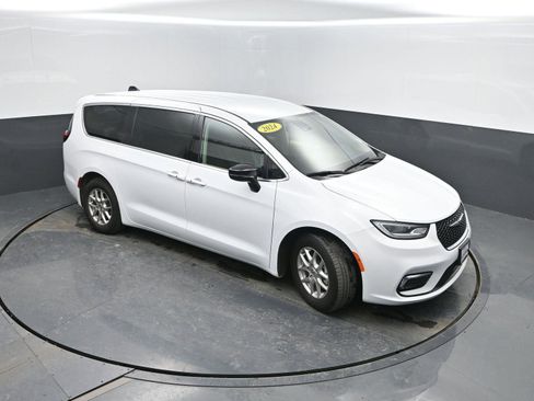 Used 2024 Chrysler Pacifica Touring-L image 36