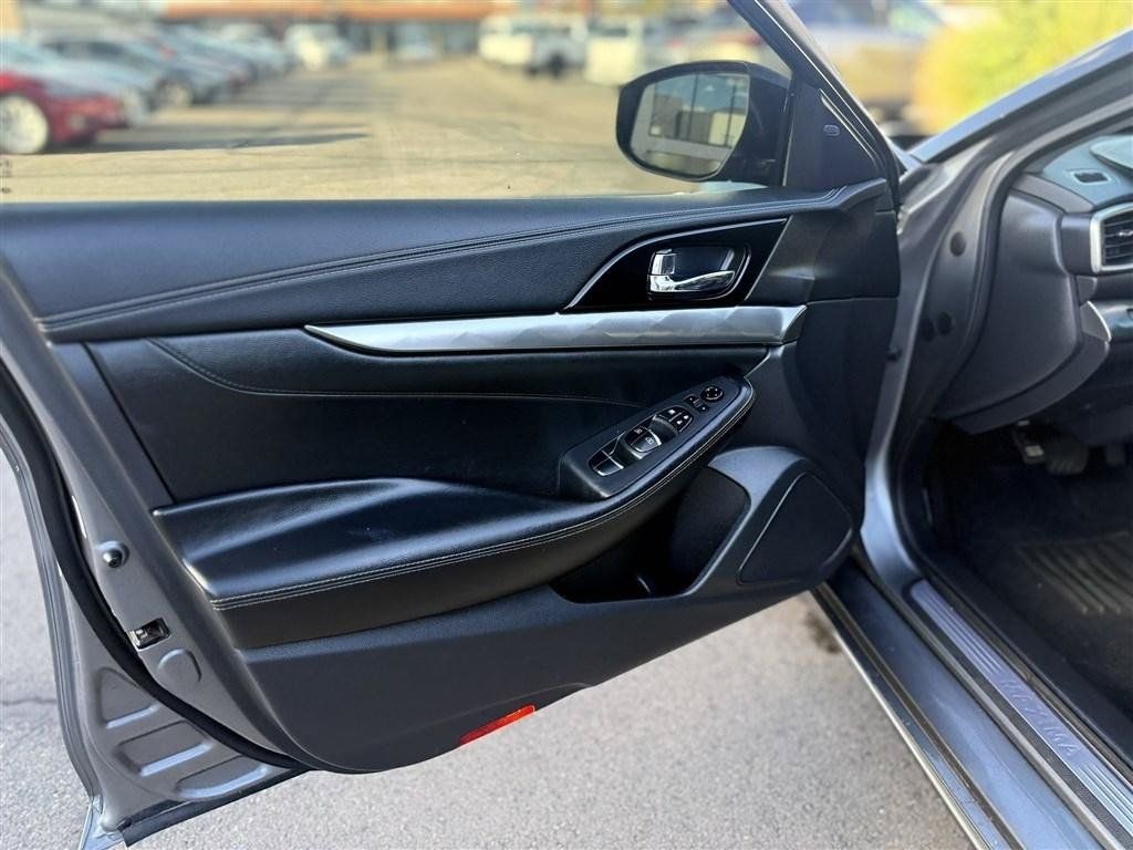 Used 2022 Nissan Maxima SV w/ Floor Mat Group FWD image 16