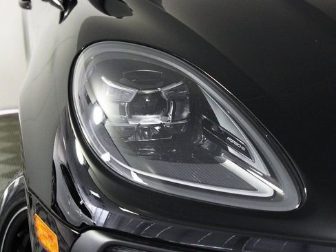 Certified 2025 Porsche Macan image 9