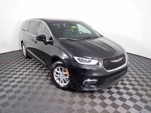 New 2025 Chrysler Pacifica Select image 5